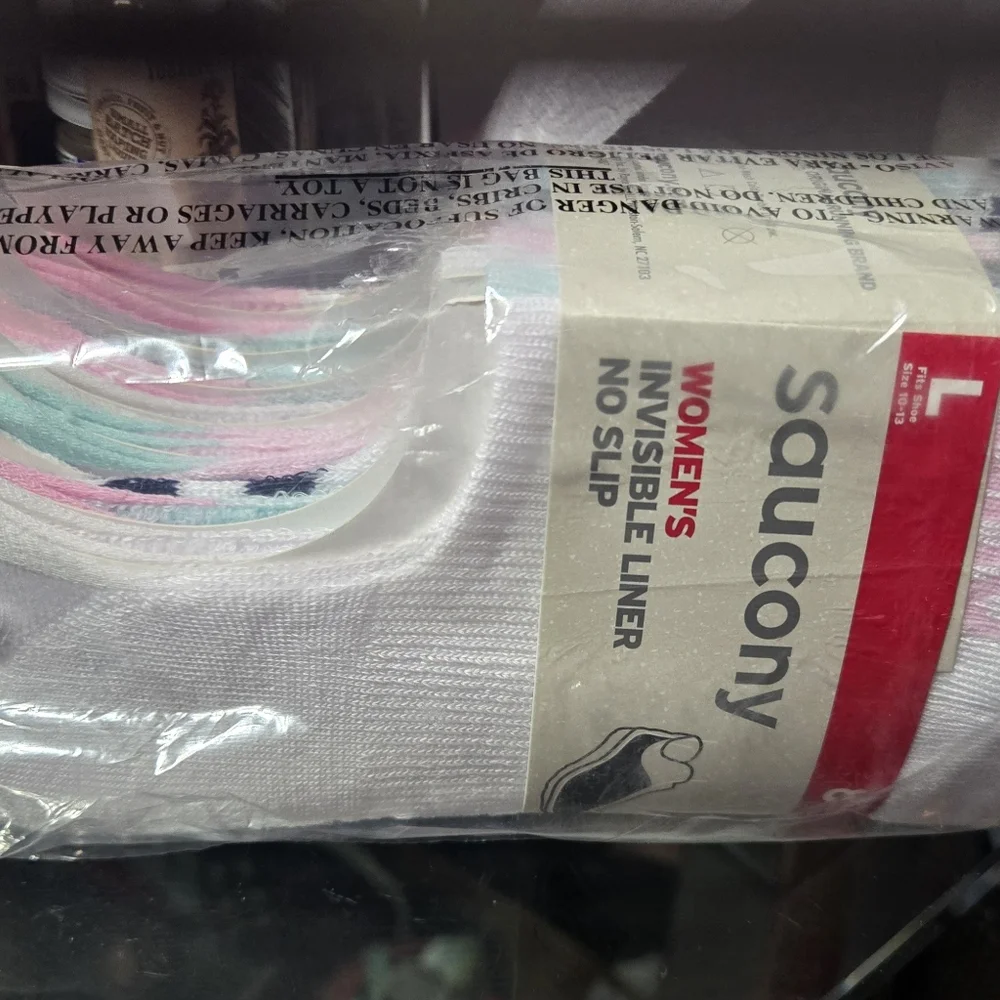Saucony 8 Pack Womem's Invisible Liner No Slip Socks New in Package L 10-13 - Picture 3 of 6